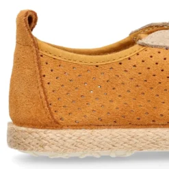 Alpargata niño tipo Zapatilla con cordones y picados en piel serraje.
