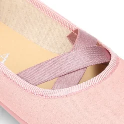 Bailarina ballet con cintas elásticas cruzadas en Serratex para primavera.