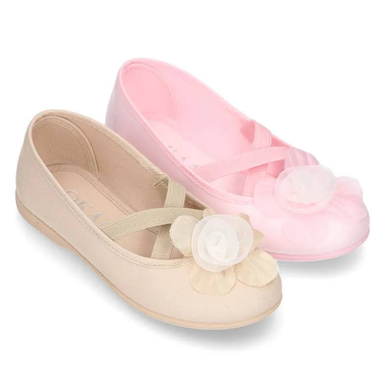 Bailarina ballet con cintas elásticas cruzadas y FLOR.