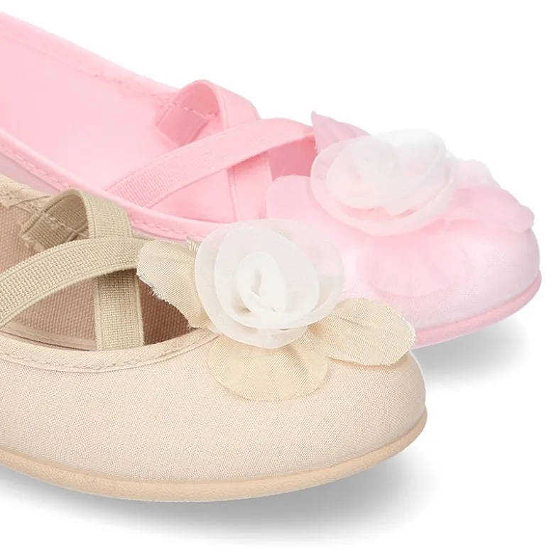 Bailarina ballet con cintas elásticas cruzadas y FLOR.