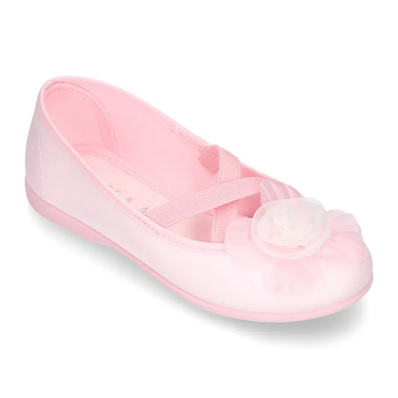 Bailarina ballet con cintas elásticas cruzadas y FLOR.
