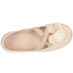Bailarina ballet con cintas elásticas cruzadas y FLOR.