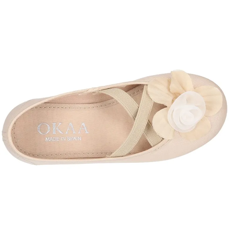 Bailarina ballet con cintas elásticas cruzadas y FLOR.