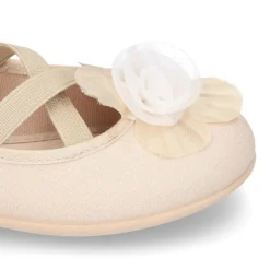 Bailarina ballet con cintas elásticas cruzadas y FLOR.