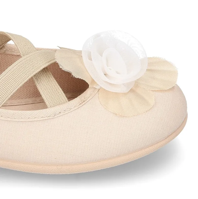 Bailarina ballet con cintas elásticas cruzadas y FLOR.