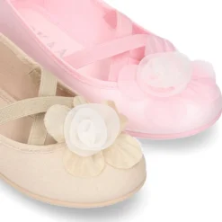 Bailarina ballet con cintas elásticas cruzadas y FLOR.