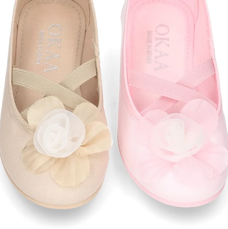 Bailarina ballet con cintas elásticas cruzadas y FLOR.