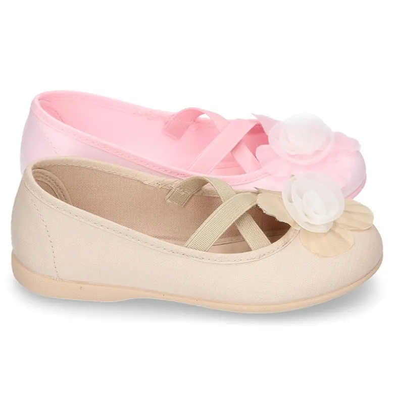 Bailarina ballet con cintas elásticas cruzadas y FLOR.