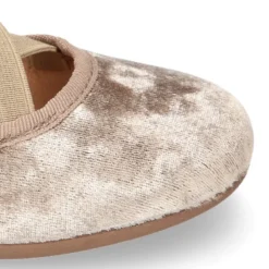 Bailarina ballet niña con cintas elásticas cruzadas en terciopelo SATINADO.