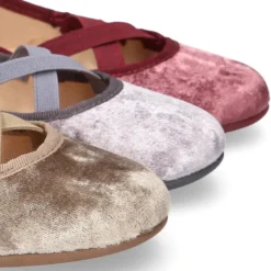 Bailarina ballet niña con cintas elásticas cruzadas en terciopelo SATINADO.