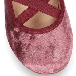 Bailarina ballet niña con cintas elásticas cruzadas en terciopelo SATINADO.