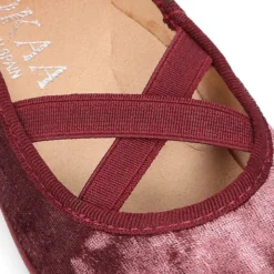 Bailarina ballet niña con cintas elásticas cruzadas en terciopelo SATINADO.