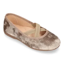 Bailarina ballet niña con cintas elásticas cruzadas en terciopelo SATINADO.