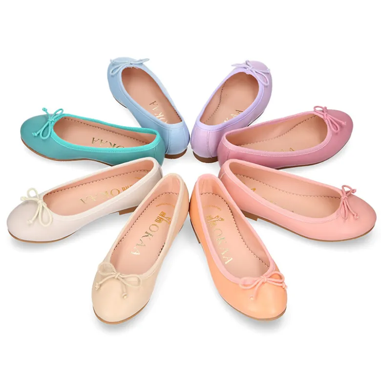 Bailarina clásica niña con lazo ajustable en piel suave en colores de moda.