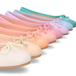 Bailarina clásica niña con lazo ajustable en piel suave en colores de moda.