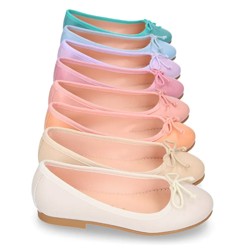 Bailarina clásica niña con lazo ajustable en piel suave en colores de moda.