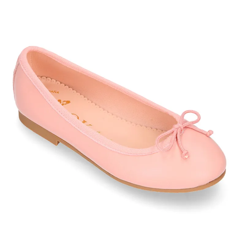 Bailarina clásica niña con lazo ajustable en piel suave en colores de moda.