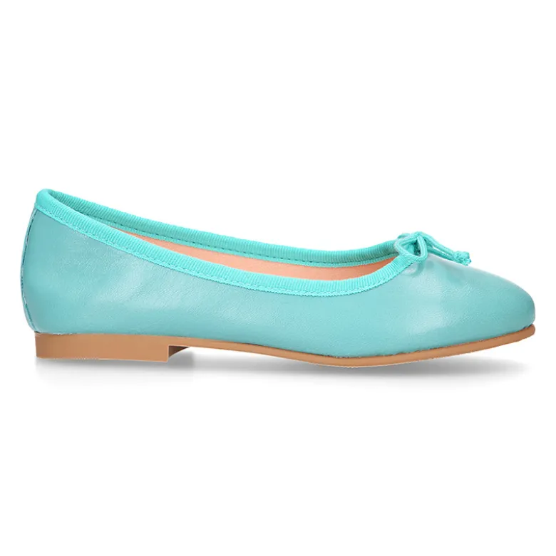 Bailarina clásica niña con lazo ajustable en piel suave en colores de moda.