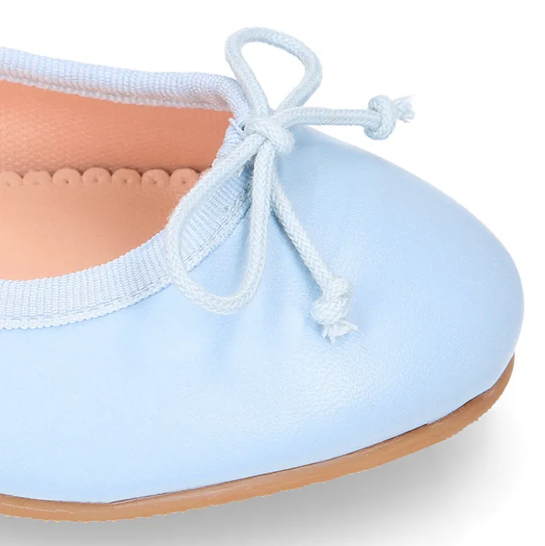 Bailarina clásica niña con lazo ajustable en piel suave en colores de moda.