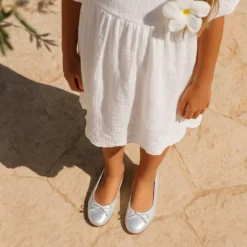 Bailarina clásica niña con lazo ajustable en piel ante laminado.