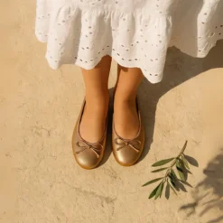 Bailarina clásica niña con lazo ajustable en piel ante laminado.