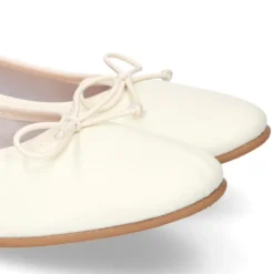 Bailarina clásica niña con lazo ajustable y elástico en piel Marfil.