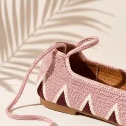Bailarina de crochet con cintas al tobillo – Rosa