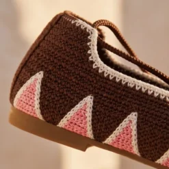 Bailarina de crochet con cintas al tobillo – Café