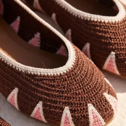 Bailarina de crochet con cintas al tobillo – Café