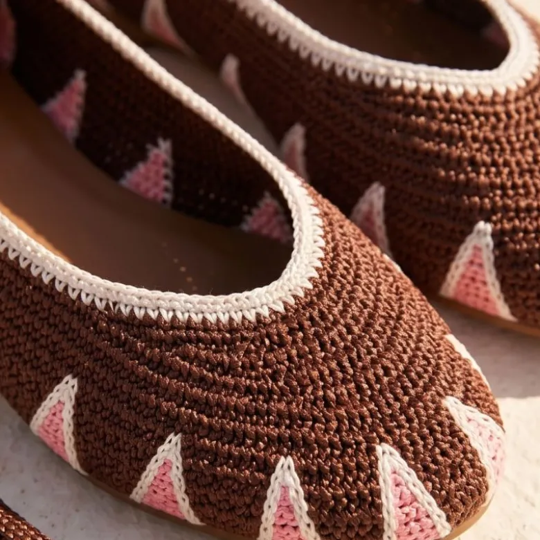 Bailarina de crochet con cintas al tobillo – Café