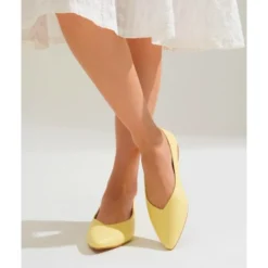 Bailarina mujer MODA estilizada en colores de temporada.