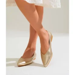 Bailarina mujer MODA estilizada en colores de temporada.