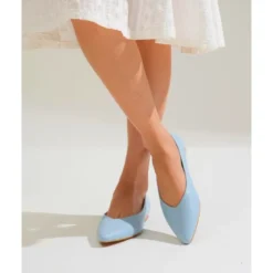 Bailarina mujer MODA estilizada en colores de temporada.