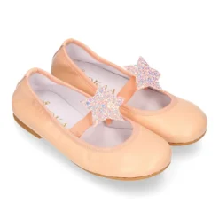 Bailarina niña con elástico y estrella en piel napa melocotón.