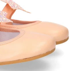 Bailarina niña con elástico y estrella en piel napa melocotón.