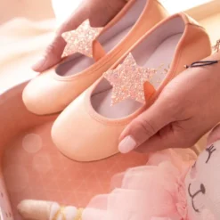 Bailarina niña con elástico y estrella en piel napa melocotón.