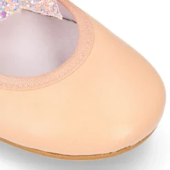 Bailarina niña con elástico y estrella en piel napa melocotón.