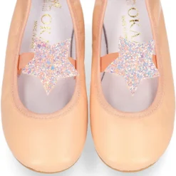 Bailarina niña con elástico y estrella en piel napa melocotón.