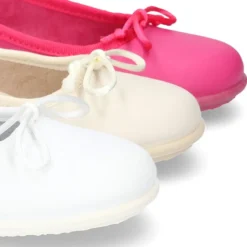 Bailarina niña piel lavable con lazo ajustable.