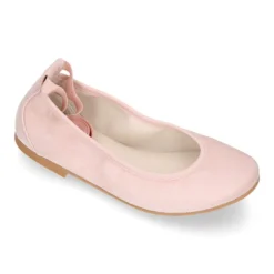 Bailarina niña tipo Ballet con cintas elásticas en piel ante pastel.