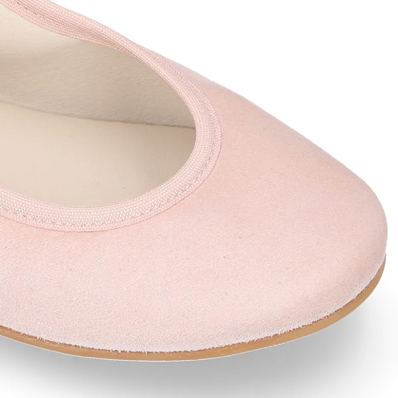 Bailarina niña tipo Ballet con cintas elásticas en piel ante pastel.