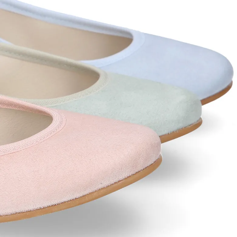 Bailarina niña tipo Ballet con cintas elásticas en piel ante pastel.