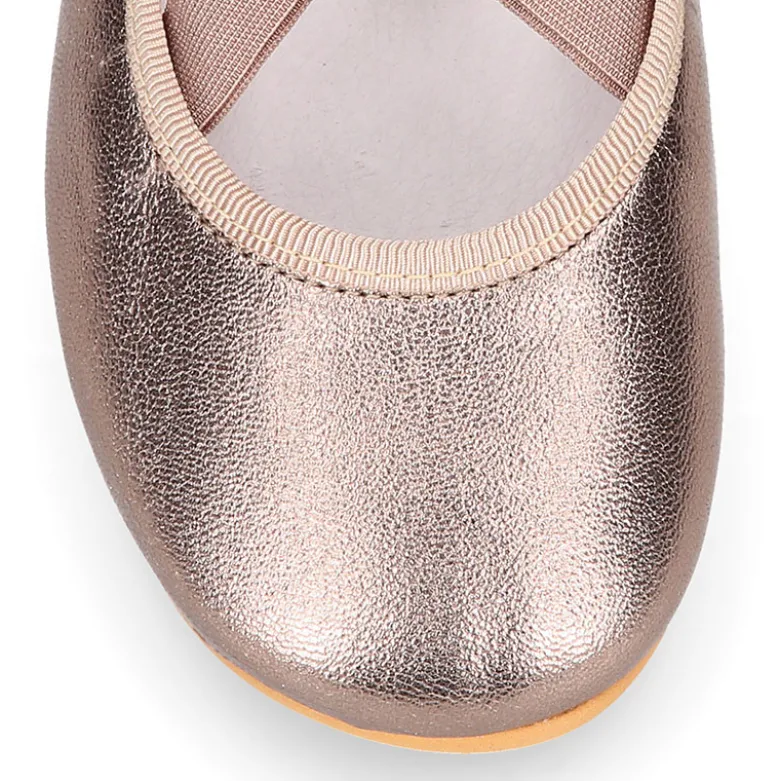 Bailarina niña tipo Ballet con cintas cruzadas elásticas en piel bronce.