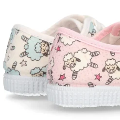 Bamba con cordones en lona con diseño de OVEJITAS.