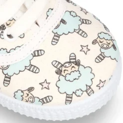 Bamba con cordones en lona con diseño de OVEJITAS.
