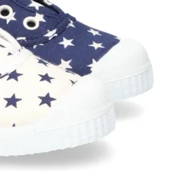 Bamba de lona con ESTRELLAS, elástico y puntera de goma.