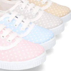 Bamba en lona con cordones y estampado lunares en pasteles.