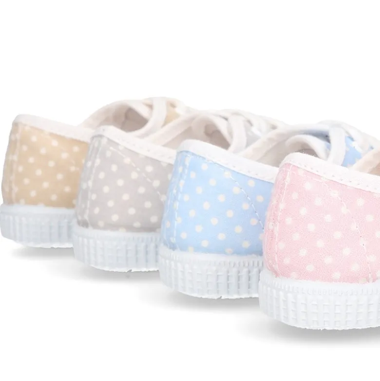Bamba en lona con cordones y estampado lunares en pasteles.