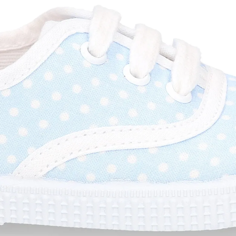 Bamba en lona con cordones y estampado lunares en pasteles.