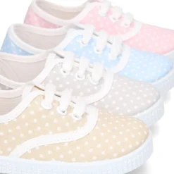 Bamba en lona con cordones y estampado lunares en pasteles.